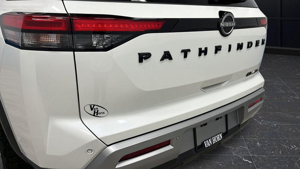 Used 2023 Nissan Pathfinder SL AWD/4WD image 38
