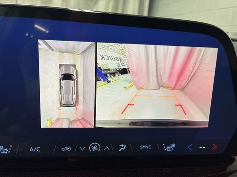 Used 2025 Chevrolet Traverse Z71 w/ Driver Confidence Package image 25