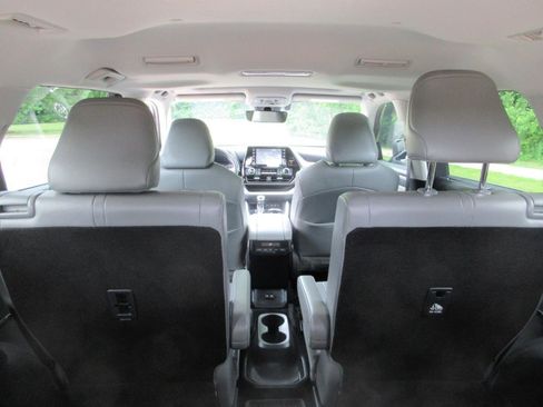 Used 2021 Toyota Highlander XLE FWD image 31
