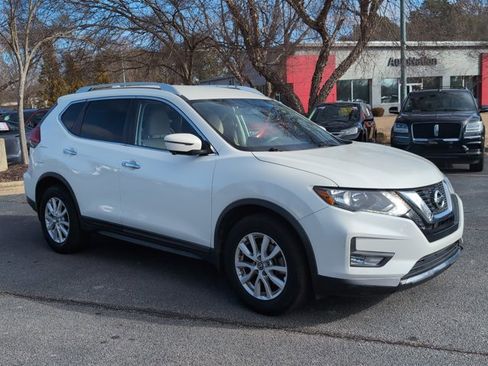Used 2017 Nissan Rogue SV w/ SV Premium Package image 3