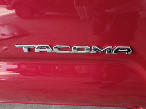 Used 2018 Toyota Tacoma TRD Off-Road image 13