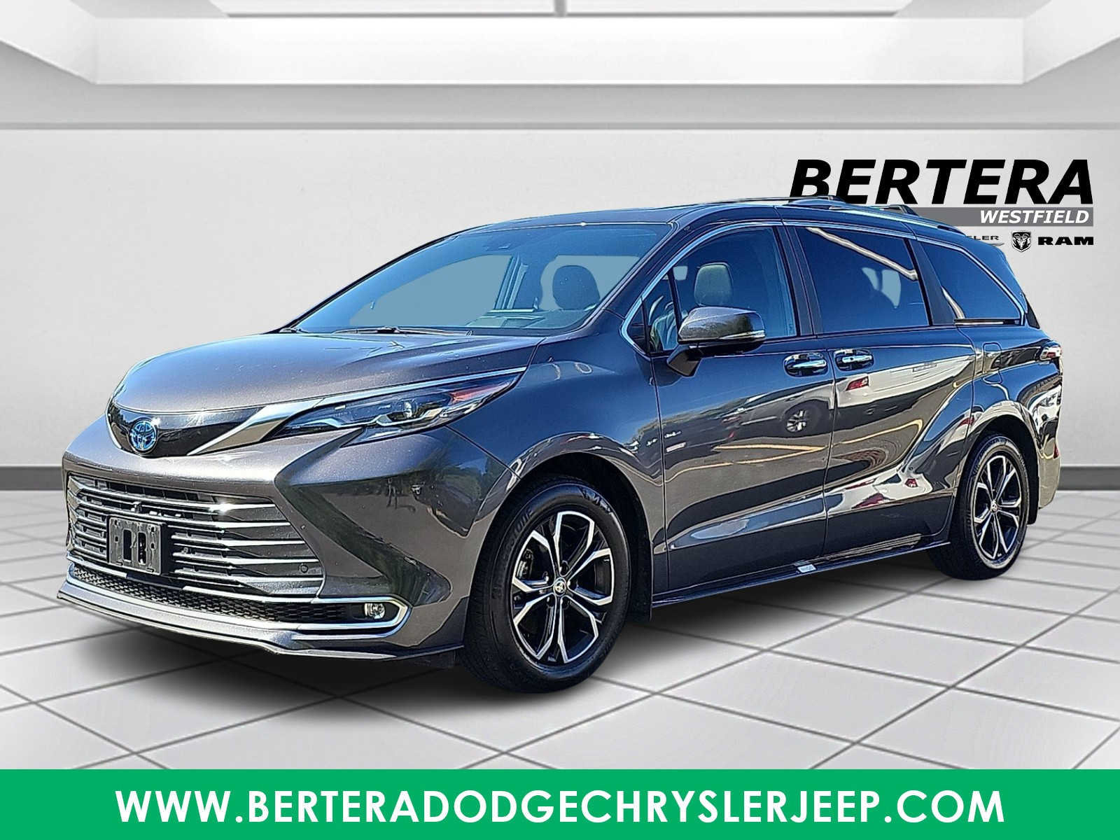 Used 2025 Toyota Sienna Platinum AWD/4WD image 3