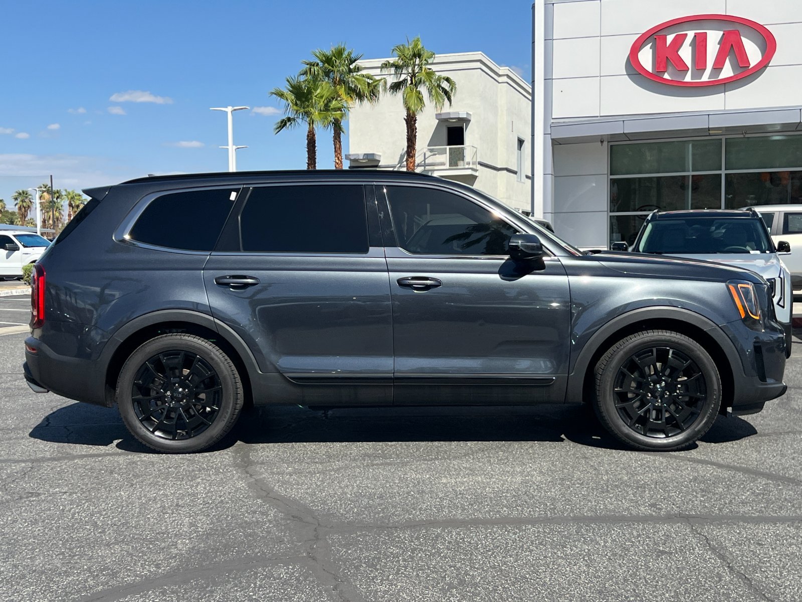 Used 2021 Kia Telluride SX w/ Nightfall Edition Package AWD/4WD image 2