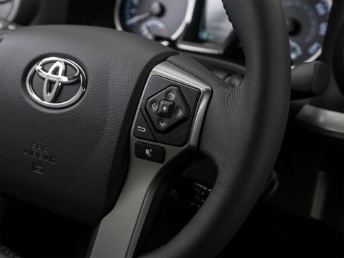 Used 2018 Toyota Tacoma SR5 RWD image 48