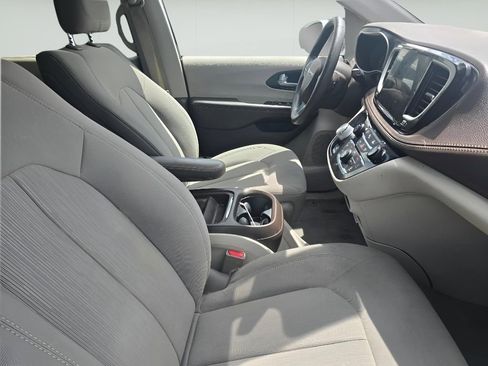 Used 2021 Chrysler Pacifica Touring FWD image 15