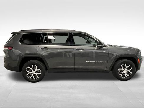 Used 2025 Jeep Grand Cherokee L Limited image 8