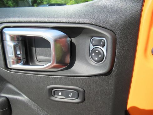 Certified 2025 Jeep Gladiator Mojave w/ Convenience Group AWD/4WD image 21