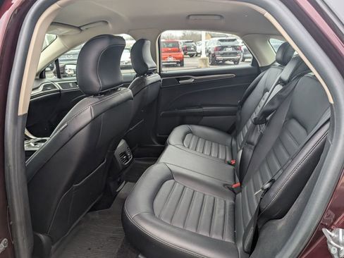 Used 2017 Ford Fusion SE w/ Fusion SE Technology Package image 9