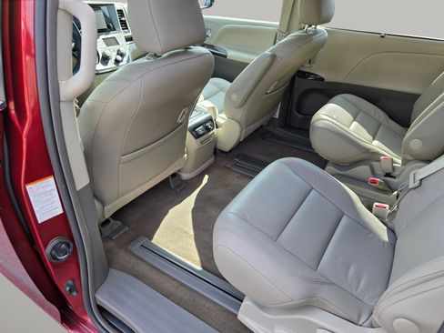 Used 2016 Toyota Sienna XLE Premium FWD image 29