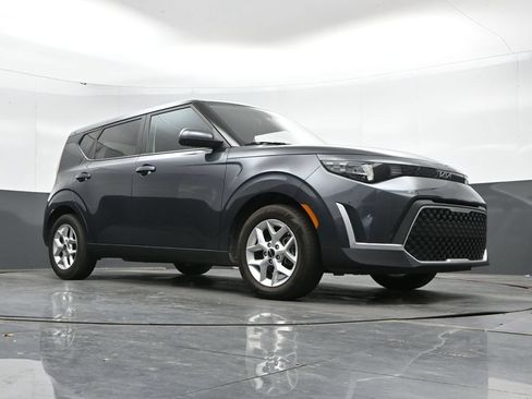 Used 2025 Kia Soul LX w/ LX Technology Package FWD image 40