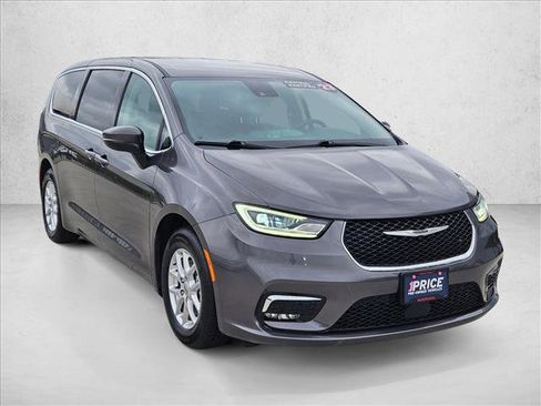 Used 2023 Chrysler Pacifica Touring-L FWD image 3
