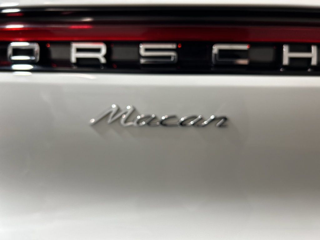 Certified 2023 Porsche Macan AWD/4WD image 27