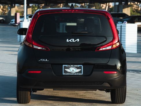 Used 2022 Kia Soul LX image 4