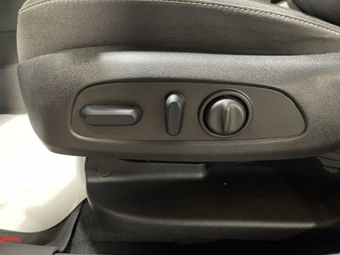 Used 2023 GMC Acadia SLE w/ Driver Convenience Package image 10