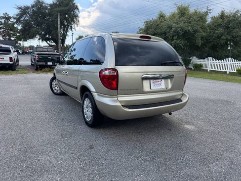 Used 2005 Chrysler Town & Country FWD image 30