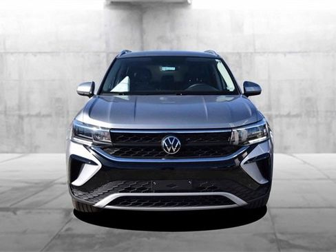 Certified 2022 Volkswagen Taos SE image 4