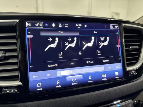 Used 2024 Chrysler Pacifica Touring-L image 16