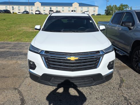 Used 2023 Chevrolet Traverse LT FWD image 2