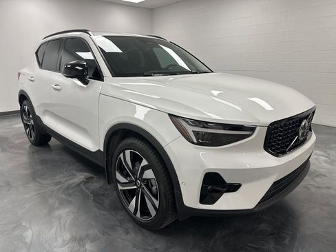 Used 2025 Volvo XC40 B5 Ultra w/ Climate Package image 3
