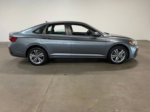 Used 2024 Volkswagen Jetta SE FWD image 3