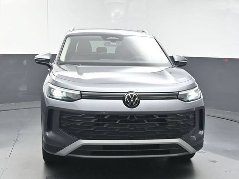 Used 2025 Volkswagen Tiguan SE FWD image 3