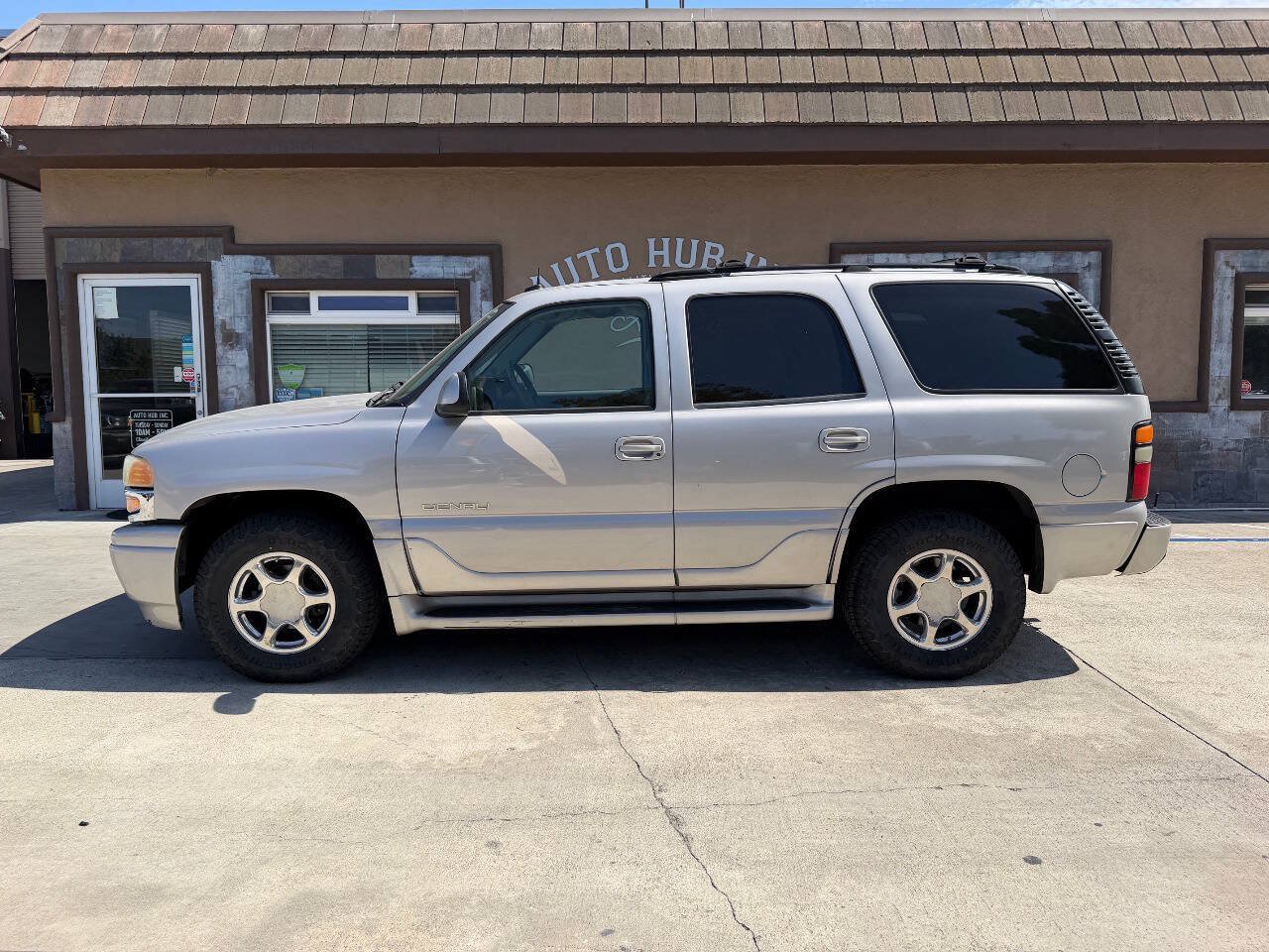 Used 2004 GMC Yukon Denali AWD/4WD image 6