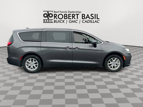 Used 2023 Chrysler Pacifica Touring-L FWD image 9