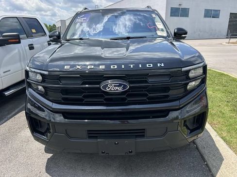 Used 2025 Ford Expedition Active RWD image 2