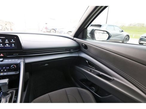 Certified 2025 Hyundai Elantra SEL FWD image 13