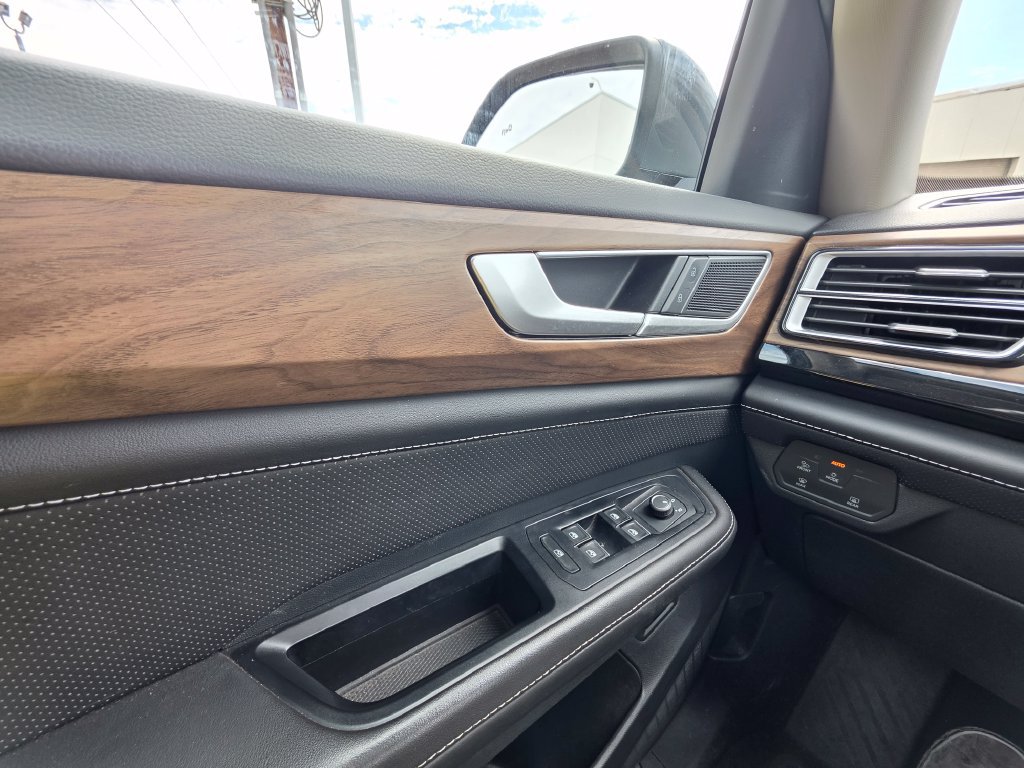Used 2025 Volkswagen Atlas SE w/ Panoramic Sunroof Package FWD image 15