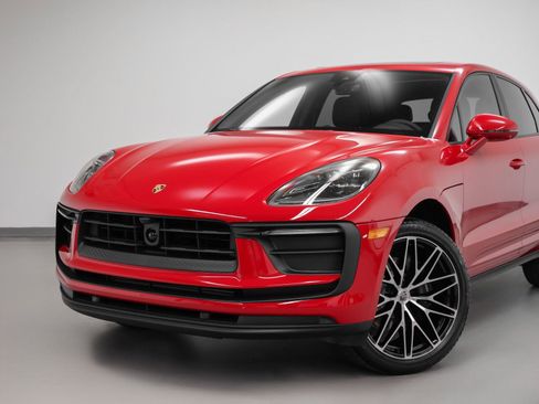 Certified 2025 Porsche Macan image 7