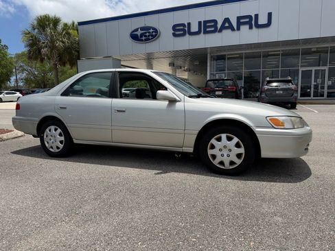 Used 2000 Toyota Camry LE FWD image 1