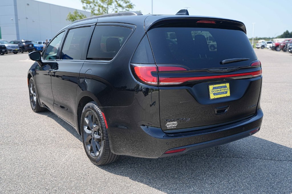 Used 2025 Chrysler Pacifica Limited FWD image 9