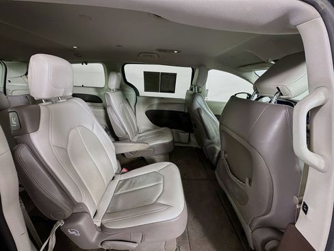 Used 2019 Chrysler Pacifica Touring-L FWD image 26