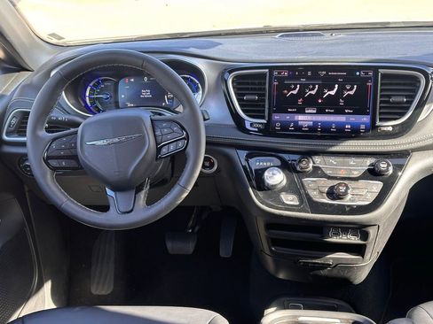 Used 2024 Chrysler Pacifica Select image 24