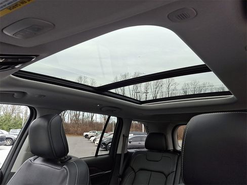 Used 2022 Jeep Grand Cherokee Limited image 14