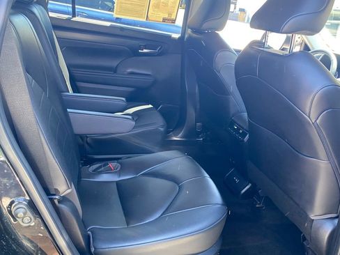 Used 2023 Toyota Highlander XLE AWD/4WD image 18