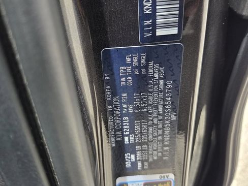 Used 2025 Kia Carnival FWD image 19