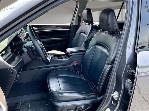 Used 2022 Jeep Grand Cherokee L Limited w/ Black Appearance Package AWD/4WD image 25