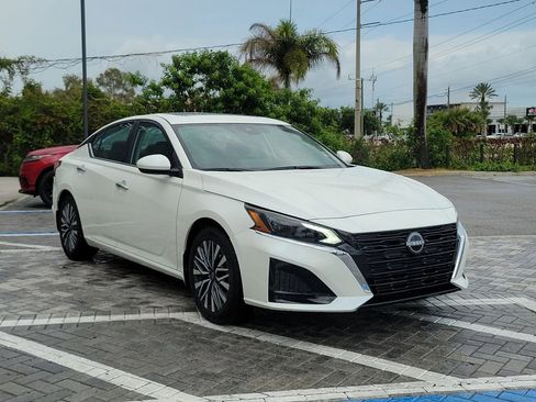 Used 2025 Nissan Altima 2.5 SV w/ SV Premium Package FWD image 7