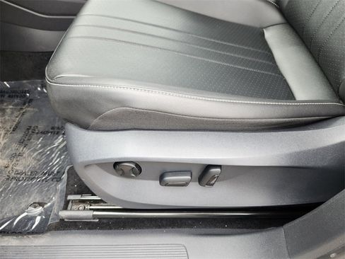 Used 2022 Volkswagen Tiguan SE image 27