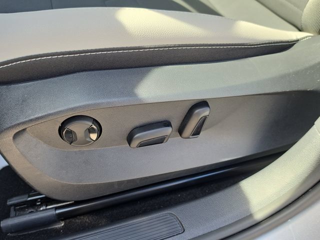 Used 2025 Volkswagen Taos SE FWD image 20