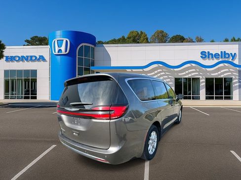 Used 2023 Chrysler Pacifica Touring-L image 8
