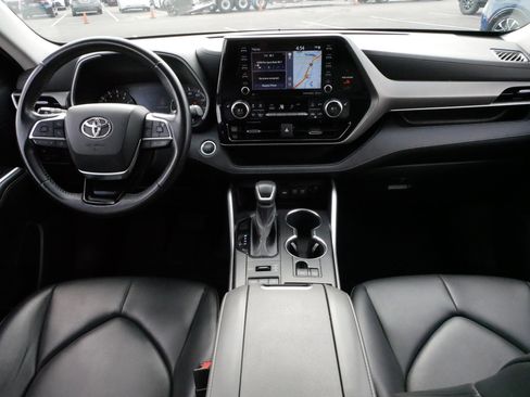 Used 2021 Toyota Highlander XLE AWD/4WD image 10