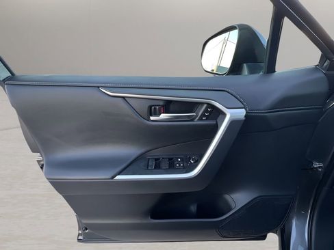 Used 2020 Toyota RAV4 Limited image 23