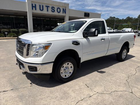 Used 2017 Nissan Titan SV RWD image 2