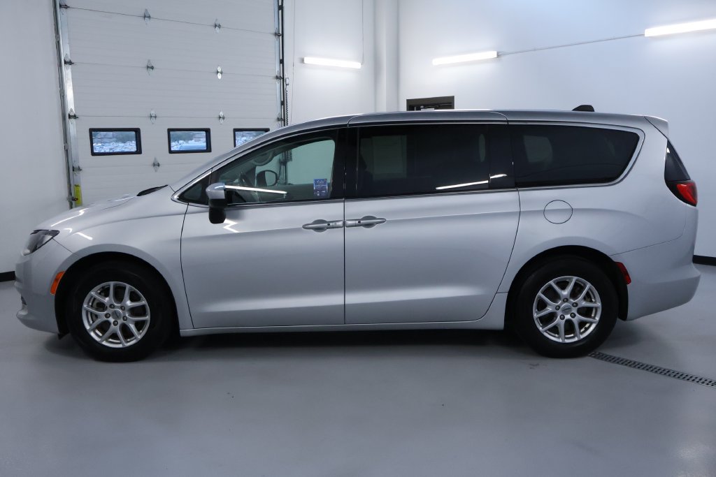 Used 2023 Chrysler Voyager LX FWD image 5
