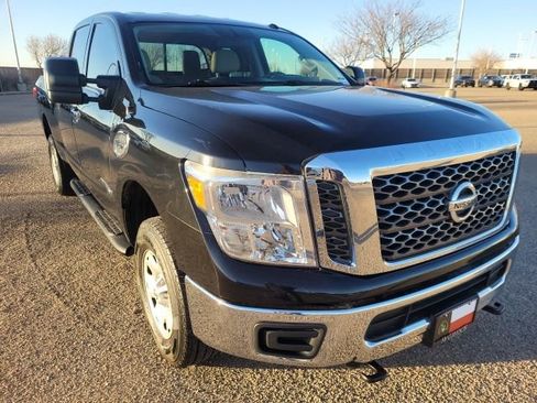 Used 2017 Nissan Titan SV image 4