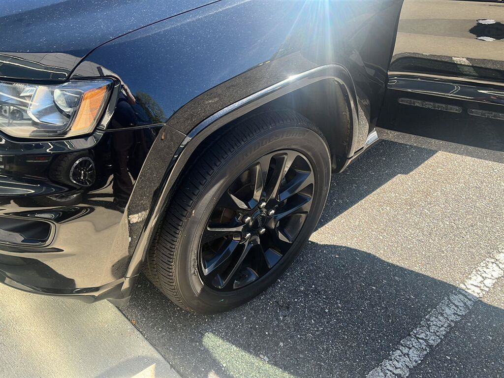 Used 2021 Jeep Grand Cherokee Laredo X AWD/4WD image 6