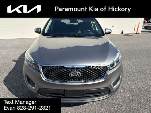Used 2017 Kia Sorento FWD image 2